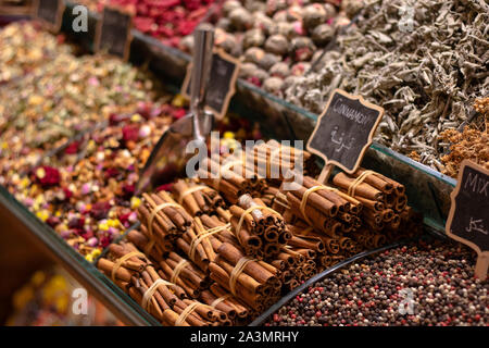 Spezie sullo stand nel Bazaar delle Spezie a Istanbul Foto Stock