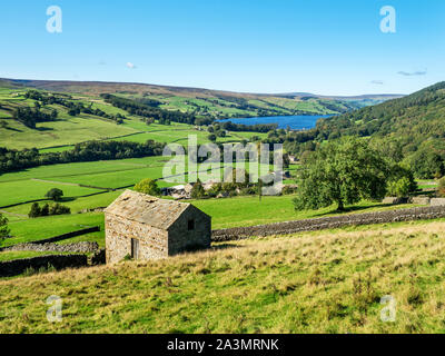 Campo granaio e Gouthwaite serbatoio da Wath vicolo vicino al ponte Pateley in Nidderdale North Yorkshire, Inghilterra Foto Stock