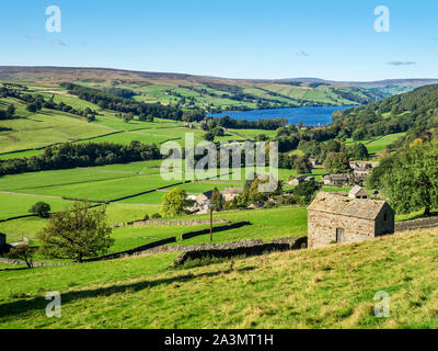 Campo granaio e Gouthwaite serbatoio da Wath vicolo vicino al ponte Pateley in Nidderdale North Yorkshire, Inghilterra Foto Stock