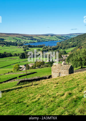 Campo granaio e Gouthwaite serbatoio da Wath vicolo vicino al ponte Pateley in Nidderdale North Yorkshire, Inghilterra Foto Stock