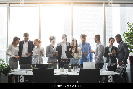 Diversi team di business a discutere il lavoro durante la pausa Foto Stock