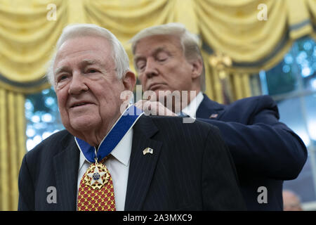 Washington, Distretto di Columbia, Stati Uniti d'America. 8 Ott, 2019. Il Presidente degli Stati Uniti, TRUMP presenta la medaglia presidenziale della libertà di ex Procuratore generale USA Edwin Meese alla Casa Bianca di Washington, DC. Meese servita dal 1985 al 1988 sotto il presidente statunitense Ronald Reagan. Credito: Chris Kleponis/CNP/ZUMA filo/Alamy Live News Foto Stock