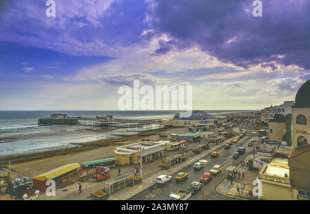 Molo di Worthing e lungomare, West Sussex, Inghilterra, Regno Unito. Circa anni '80 Foto Stock