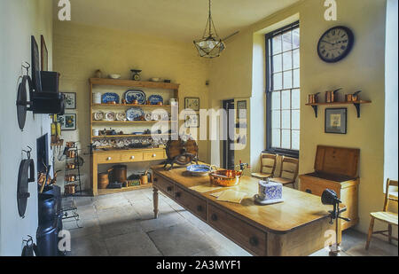 La vecchia cucina a Pallant House, Chichester, West Sussex, in Inghilterra, Regno Unito. Circa novanta Foto Stock