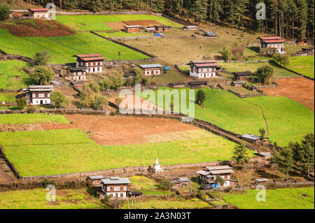 Vista aerea di un villaggio tranquillo con un'architettura unica in Bhutan. Foto Stock