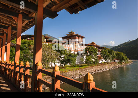 Punakha, Bhutan, 07 Nov 2011: Vista di Punakha Dzong dal ponte di legno. Foto Stock