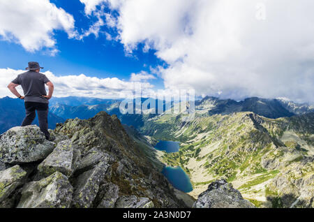 Alti Tatra creste in Polonia e in Slovacchia. Vista dal picco Koprovsky oltre Tatry mountain range Foto Stock