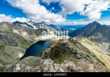 Alti Tatra creste in Polonia e in Slovacchia. Vista dal picco Koprovsky oltre Tatry mountain range Foto Stock