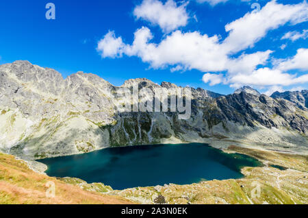 Alti Tatra creste in Polonia e in Slovacchia. Vista dal picco Koprovsky oltre Tatry mountain range Foto Stock