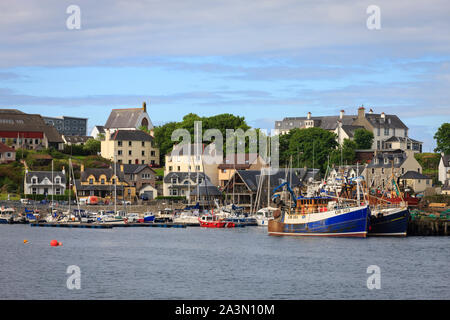 Barche da pesca nel porto di Mallaig Lochaber Inverness-shire Highland scozzesi con città in background Foto Stock