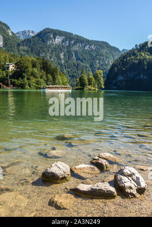 Il lago Koenigssee shore in Germania Foto Stock