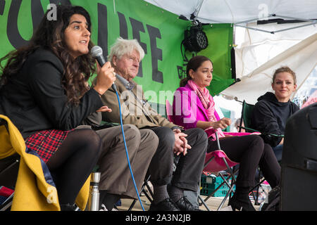 Londra, Regno Unito. 9 Ottobre, 2019. Stanley Johnson, padre del Primo Ministro Boris Johnson, ascolta i compagni di oratori di indirizzamento attivisti del clima dalla ribellione di estinzione in Trafalgar Square e il terzo giorno della ribellione internazionale proteste. Egli ha commentato che il Primo ministro la caratterizzazione dei manifestanti come "non cooperativo" crusties era stato fatto uno scherzo e descritto il loro lavoro come "estremamente importante". Credito: Mark Kerrison/Alamy Live News Foto Stock