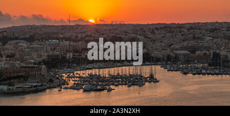 Una foto del tramonto sopra le zone costiere di Gżira & Ta' Xbiex, a La Valletta (Malta). Foto Stock