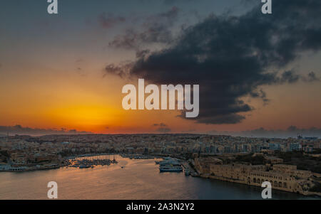 Una foto del tramonto sopra le zone costiere di Gżira & Ta' Xbiex, a La Valletta (Malta). Foto Stock