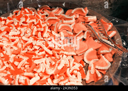 Vista di una ciotola piena di caramelle alla ricerca simili denti finti Foto Stock