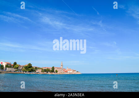 Vista della città e il lungomare di Parenzo, Croazia, con la torre campanaria della Cattolica Romana Basilica Eufrasiana Foto Stock