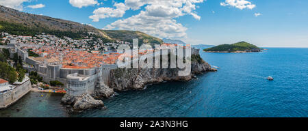 Una foto panoramica della città vecchia di Dubrovnik e nelle vicinanze del paesaggio come visto da di Lovrijenac. Foto Stock