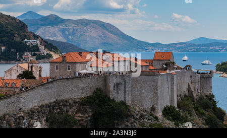 Una foto della città vecchia di Dubrovnik pareti come visto da di Lovrijenac. Foto Stock