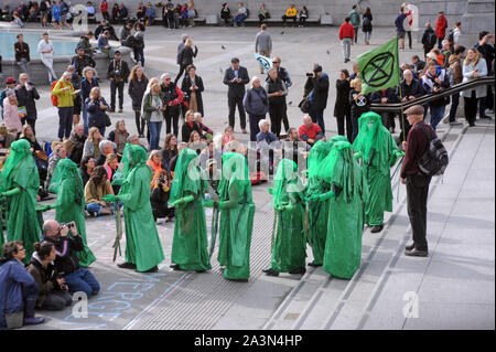 Londra, UK, 9 ottobre 2019 la brigata rosso in verde. Il Circo invisibile. Estinzione della ribellione protestare contro l'inerzia del governo sul cambiamento climatico in Trafalgar Square il giorno 3. Credito: JOHNNY ARMSTEAD/Alamy Live News Foto Stock
