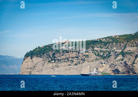 Vista panoramica del porto e scogliere di Sorrento sulla costiera amalfitana. Destinazioni di viaggio concetto. Foto Stock