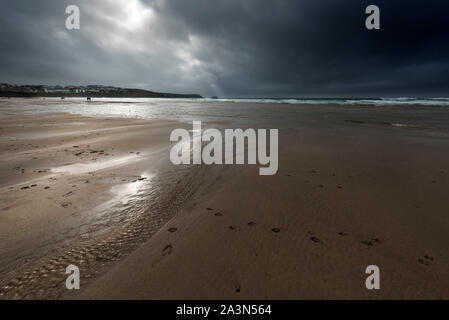 Un buio drammatico tempesta autunnale avvicinando Fistral Beach in Newquay in Cornovaglia. Foto Stock