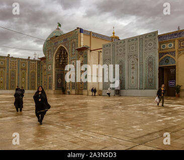 Shiraz, Iran - 2019-04-09 - Shah Ceragh Santuario - cortile centrale. Foto Stock