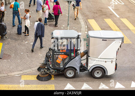 Una piccola spazzatrice stradale compatta Hako pulisce la strada a Zurigo, Svizzera Foto Stock