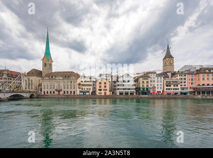 Vista sul fiume Limmat, sulla chiesa di Fraumünster e sulla chiesa di San Pietro a Zürich, Svizzera Foto Stock