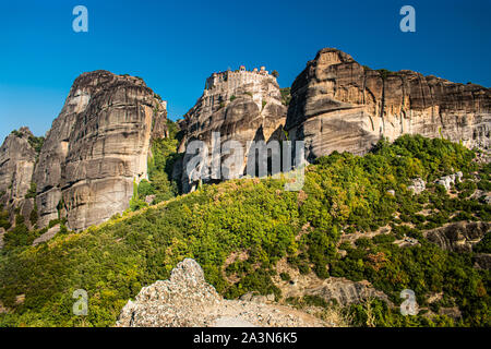 Monastero Meteora in Grecia. Con splendide vedute panoramiche del paesaggio. Vista sulle montagne e foresta verde epica contro il cielo blu con nuvole. Patrimonio UNESCO oggetto. Foto Stock