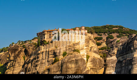 Monastero Meteora in Grecia. Con splendide vedute panoramiche del paesaggio. Vista sulle montagne e foresta verde epica contro il cielo blu con nuvole. Patrimonio UNESCO oggetto. Foto Stock