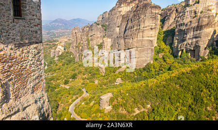 Monastero Meteora in Grecia. Con splendide vedute panoramiche del paesaggio. Vista sulle montagne e foresta verde epica contro il cielo blu con nuvole. Patrimonio UNESCO oggetto. Foto Stock