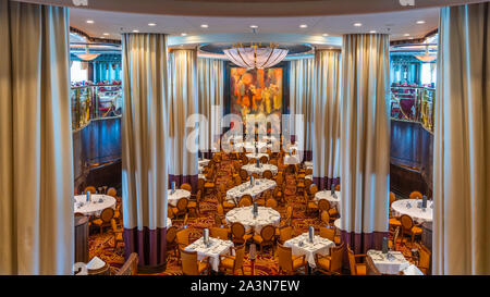 Le riflessioni Sala da Pranzo a bordo della Royal Caribbean Cruise Ship serenata dei mari. Foto Stock