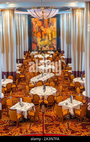 Le riflessioni Sala da Pranzo a bordo della Royal Caribbean Cruise Ship serenata dei mari. Foto Stock