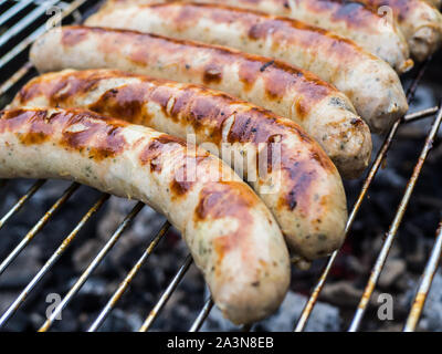 Il tedesco Rostbratwurst sulla griglia Foto Stock