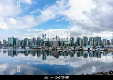 Paesaggio urbano sorprendente vista sullo skyline di Vancouver con acqua riflessione, BC, Canada. Foto Stock