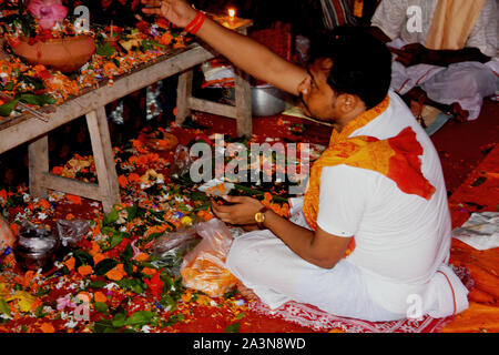 Chanda Bazar, Nord 24 Parganas, India, il 6 ottobre, 2019 : sacerdote Indù. Pundit, Brahman lettura mantra indù in un pandal eseguire rituali della puja Foto Stock