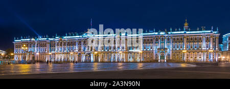Lo stato Museo Hermitage illuminata di notte a San Pietroburgo, Russia. Foto Stock