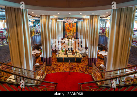 Le riflessioni Sala da Pranzo a bordo della Royal Caribbean Cruise Ship serenata dei mari. Foto Stock