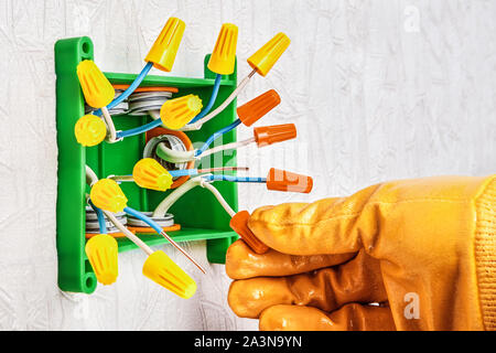 Utilizzando un materiale isolante di morsetto di collegamento o un twist-in filo di collegamento dado per collegare i fili elettrici in una distribuzione o la scatola di giunzione della zona residenziale di el Foto Stock