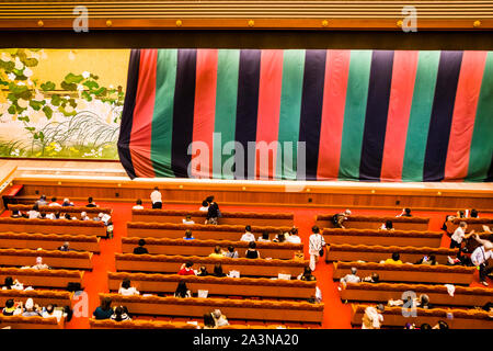 Gli spettatori mangiano nell'auditorium durante la pausa del Teatro Kabuki di Tokyo Foto Stock