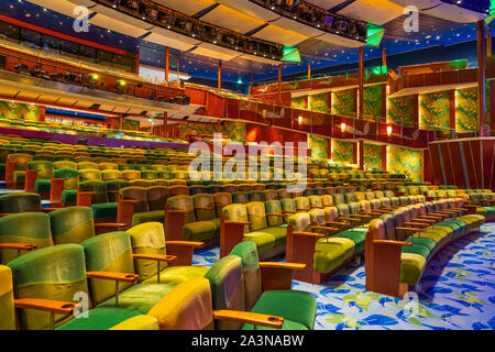 Il Teatro tropicale a bordo della Royal Caribbean Cruise Ship serenata dei mari. Foto Stock