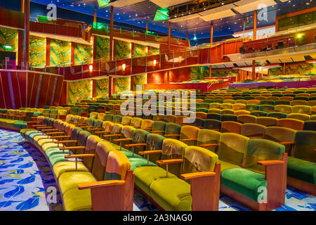 Il Teatro tropicale a bordo della Royal Caribbean Cruise Ship serenata dei mari. Foto Stock