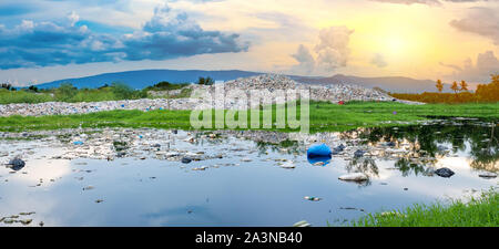 Acqua inquinata e montagna grande mucchio di rifiuti e inquinamento,pila di puzzano e residuo tossico,questi rifiuti provengono da zone urbane e industriali possono n. Foto Stock