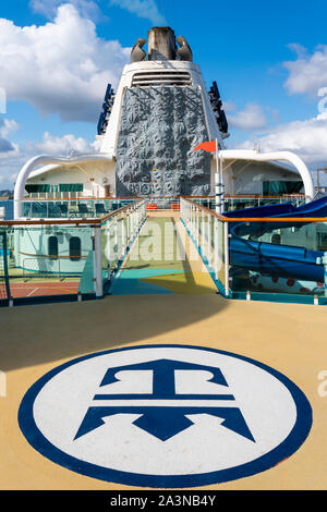 Una piscina coperta di Royal Caribbean Cruise Ship serenata dei mari. Foto Stock