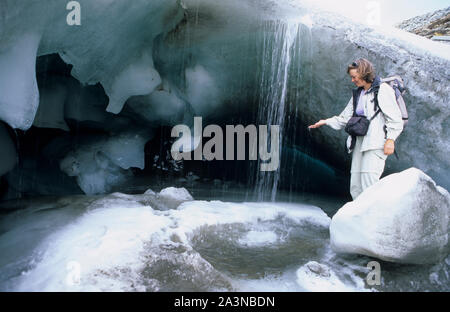 Esplorare subglacial la grotta di ghiaccio di Zermatt in zona di montagna Svizzera Foto Stock