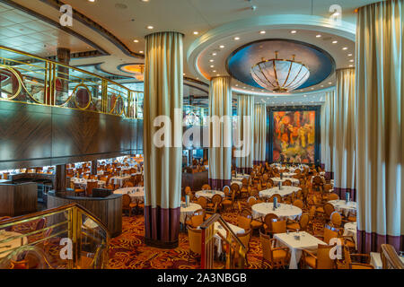 Le riflessioni Sala da Pranzo a bordo della Royal Caribbean Cruise Ship serenata dei mari. Foto Stock