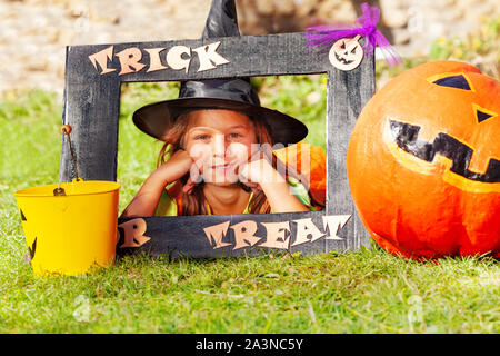 Bambina in Trick or Treat Halloween telaio Foto Stock