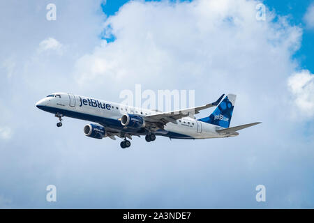 Embraer e-Jet 190 gestito da JetBlue, con attrezzatura di atterraggio fuori, si prepara a atterrare all'Aeroporto Internazionale Liberty di Newark Foto Stock