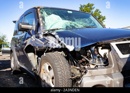 Perdita totale della vettura dopo un incidente; danni estesi e attivazione degli airbag. Foto Stock