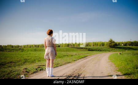 Vista laterale giovane donna. Frustrati imbarazzato donna si sente infelice problema nella sua vita personale, litigare con il mio ragazzo o la gravidanza imprevista Foto Stock